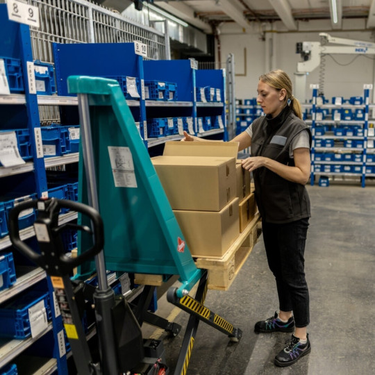 Ameise PTM 1.0, nosilnost 1000 kg, z električnim škarjastim dvigom - ergonomska višina