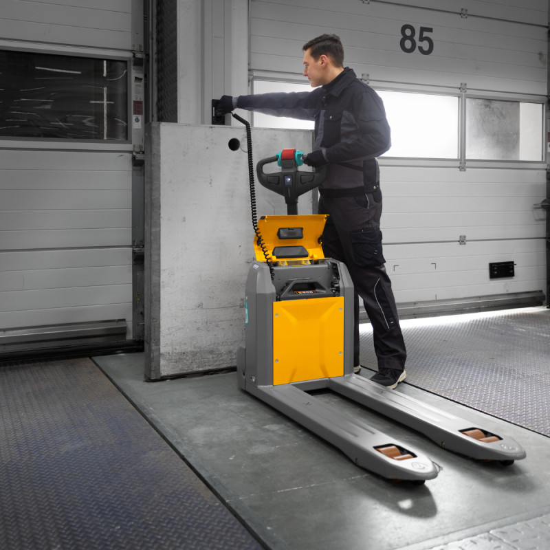 Jungheinrich AME 18: Charging with built-in charger