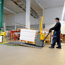 Electric stacker truck Jungheinrich EMC 110 - Example of use