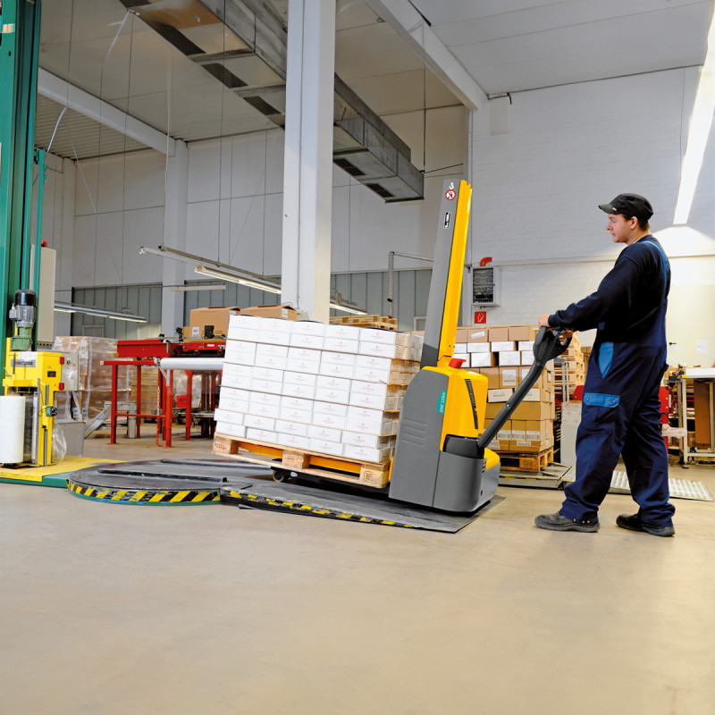 Electric stacker truck Jungheinrich EMC 110 - Example of use