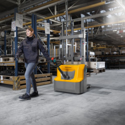 Electric stacker truck Jungheinrich AMC 12/z - Example of use