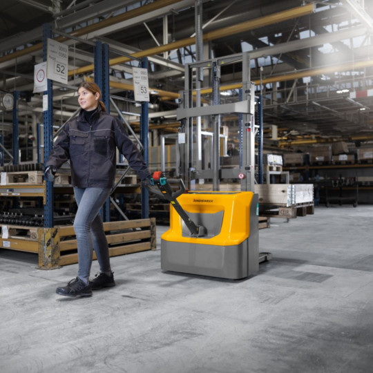 Electric stacker truck Jungheinrich AMC 12/z - Example of use