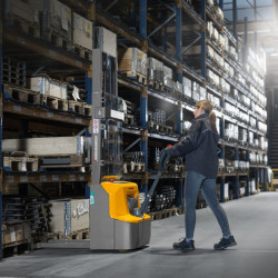 Electric stacker truck Jungheinrich AMC 12/z - Example of use