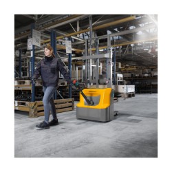 Electric stacker truck Jungheinrich AMC 12 ZT Li-ion - Example of use