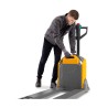 Electric pallet truck Jungheinrich AME 16 - Quick and easy battery replacement